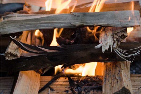 Photo of the criss-cross or log cabin style of campfire